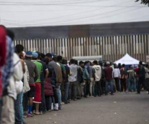 Actualmente el país norteamericano mantiene una mora de 900 mil casos en espera de una respuesta. Foto: AFP.