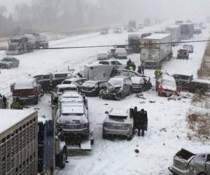 En esta foto proporcionada por KCCI-TV, el personal de emergencia tiende a vehículos en la Interestatal 35 en Ames, Iowa, después de que docenas de vehículos chocaron en la autopista cubierta de nieve, forzando el cierre de los carriles hacia el sur. Foto: AFP
