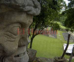 Una cabeza de un maya se encuentra en la Plaza Occidental de Copán. Vigilante aún de una dinastía que con el paso del tiempo se vuelve más enigmática... en las Ruinas de Copán en Honduras, una ciudad con un vuelo imperial. Foto: El Heraldo.