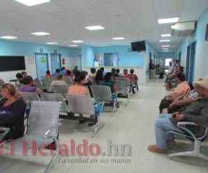 Las salas de los hospitales permanecen llenas de pacientes.