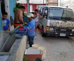 Hay sectores que reciben el agua una vez a la semana y otros una hora al día. Foto: EL HERALDO.