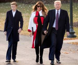 En esta fotografía del 20 de noviembre de 2019 el presidente Donald Trump camina junto a la primera dama Melania Trump y su hijo Barron, en la Casa Blanca, en Washington.