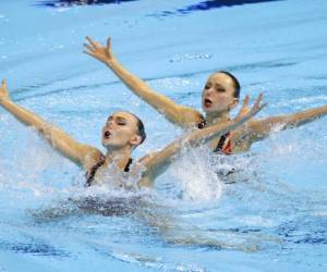 Las australianas Rose Stackpole y Amie Thompson durante una prueba preliminar del Mundial de Natación de Gwangju, Corea del Sur. Foto:AP