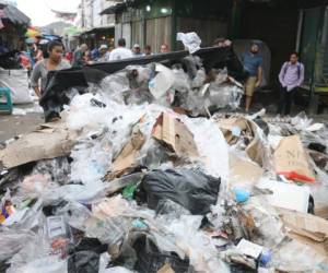 Unas 60 de toneladas de basura retiraron a tempranas horas de los mercados capitalinos las cuadrillas de la comuna (Foto: Efraín Salgado/EL HERALDO)