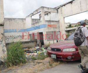 Varias personas han sido despojadas de sus pertenencias frente a la vieja casa.