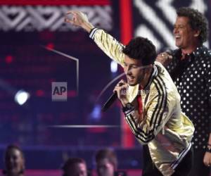 Sebastian Yatra junto a Carlos Vives en los Latin Grammy Awards. (Foto: AP)