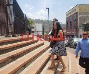 Gabriela Castellanos al momento de llegar a la Ufecic en el Ministerio Público. (Foto: Ricardo Sánchez / EL HERALDO)