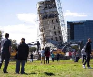 El edificio de 11 pisos sobrevivió el 16 de febrero a los intentos de demolerlo con dinamita y a otros intentos de derribarlo. Foto: AP.