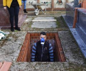 Un enterrador prepara una tumba para el ataúd de Rosalía Mascaraque, de 86 años, durante el brote de coronavirus en Zarza de Tajo, España. Foto: AP.