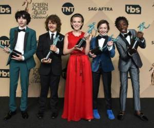 'Stranger Things' durante su paso por la alfombra roja de los Globos de Oro.