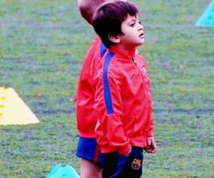 El pequeño Thiago Messi, hijo del astro argentino del Barça tuvo su primer contacto con el balón en las básicas del equipo culé. (Foto: infobae.com)