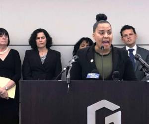 La fiscal general del condado de Suffolk Rachael Rollins en conferencia de prensa en Boston el 29 de abril del 2019, anunciando una demanda contra el ICE exigiéndole que deje de detener a inmigrantes en los predios de los tribunales. (AP Photo/Alanna Durkin Richer).