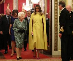 Melania visitó junto a su esposo a la reina Isabel II. Foto: AP.