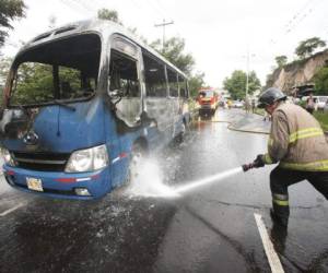 El incidente más reciente se registró el miércoles en el bulevar Fuerzas Armadas de Tegucigalpa, donde malvivientes le prendieron fuego a un autobús del servicio ejecutivo. (Foto: Estalin Irías)