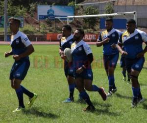 El equipo hondureño de rugby calienta antes del partido ante Panamá en Tegucigalpa. Foto: Gerson Gómez Rosa / El Heraldo.