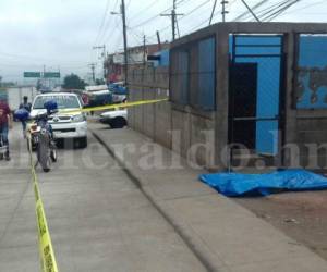 El cuerpo de la víctima quedó tendido en la parte de enfrente del negocio de llantas de la Villa Nueva en la capital. (Foto: Estalin Irías)