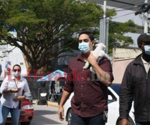 César Figueroa, joven elector que acudió a las urnas junto con su perrito 'Dante' para ejercer el sufragio. FOTO: Efraín Salgado/ EL HERALDO