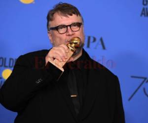 Guillermo del Toro posa con su Globo de Oro a mejor director por La Forma del Agua.