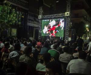 Fanáticos del Liverpool en El Cairo estuvieron pendientes del encuentro del final de la Champions League donde Real Madrid ganó 3-1. Foto AFP