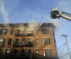 El jefe de los bomberos explicó al día siguiente del siniestro que las llamas se extendieron con rapidez a las plantas superiores del edificio. Foto: AFP
