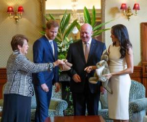 Momento en que Meghan y Harry recibieron el primer regalo para su bebé. Foto: AFP