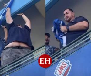 Momento en que este salvadoreño lanza la bandera. Foto: Captura de video.