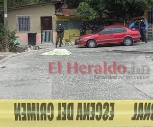 Miembros de la PMOP resguardaron la escena del crimen. Foto: Estalin Irías | EL HERALDO.