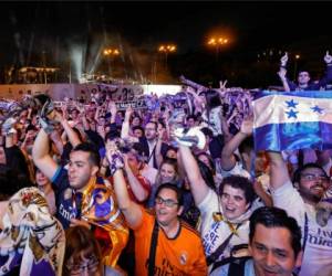 Los aficionados del Real Madrid esperando al equipo que viaja desde Málaga para celebrar la 33 Liga en la historia del equipo merengue. Foto: Agencia AFP / El Heraldo.