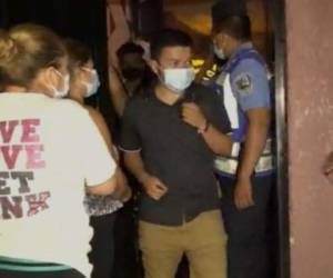 Completamente aglomerados y sin portar la mascarilla, decenas de personas fueron sorprendidas en diferentes establecimientos durante los operativos nocturnos para garantizar el toque de queda.