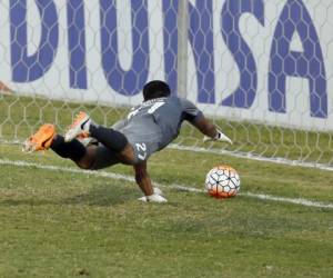 Noel Valladares se quedó con el balón en la línea de gol.