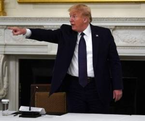 El presidente Donald Trump al salir de una reunión con directivos de la industria restaurantera sobre la respuesta al coronavirus, en la Sala de Estado de la Casa Blanca. Foto: AP.