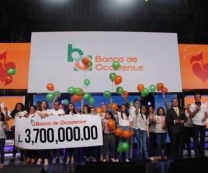 Nahún Moreno, gerente de Mercadeo de Banco de Occidente, hizo entrega de la donación en nombre de los donantes que apoyaron la Teletón 2018.