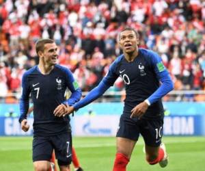 Antoine Griezmann y Kylian Mbappé celebrando un gol de Francia. (AFP)
