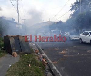 Desde las 6:00 de la mañana varios miembros de la Alianza de Oposición cerraron varias vías de las capital de Honduras. Foto: Stalin Irías/EL HERALDO