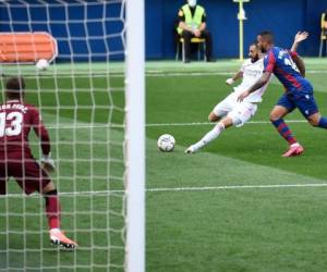 El francés Benzema anotó su primer tanto esta temporada con un contragolpe en el tiempo de descuento (90+5). Foto: AFP