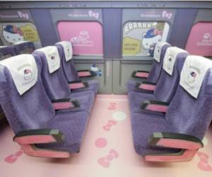 Los vagones del convoy con formas aerodinámicas acogerán a los pasajeros en sillones violetas y rosas. Foto: Agencia AFP