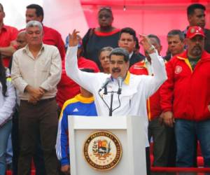 Este lunes el presidente de Venezuela, Nicolás Maduro, habló a sus partidarios fuera del palacio presidencial de Miraflores en Caracas, Venezuela. FOTO: AP