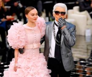 2019: en enero, no participa en los desfile de Chanel en París, algo inédito. Muere el 19 de febrero.