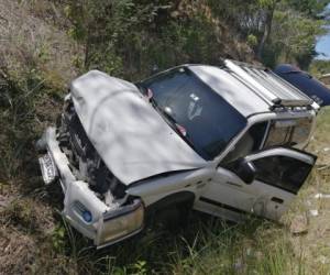 Después del choque, la camioneta blanca se salió de la vía e impactó directamente contra un paredón. A bordo se conducía una mujer, según información preliminar.