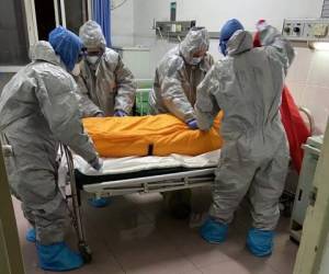 Entre los países más golpeados, Perú registra la mayor tasa de mortalidad, con 94 decesos cada 100.000 habitantes, seguido de Bélgica (86), España (65), Bolivia (64) y Brasil (63). Foto: Agencia AFP.