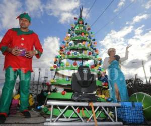 Para cerrar con broche de oro la temporada Navideña en Tegucigalpa se realizó este sábado un hermoso desfiles de carrozas en donde se representó cada aspecto relevante de la festividad.