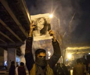 Un hombre iraní sostiene una foto de una víctima del accidente aéreo del Boeing 737-800 ucraniano durante una manifestación frente a la Universidad Amir Kabir de Teherán. Foto: Agencia AFP.