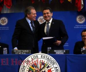 El presidente de la República, Juan Orlando Hernández, y el secretario general de la OEA, Luis Almagro, en el momento que acordaron la puesta en marcha de la Misión de Apoyo contra la Corrupción e Impunidad.