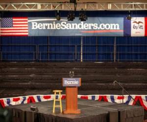 Se prepara un podio vacío en el escenario para el candidato presidencial demócrata al senador Bernie Sanders antes del evento Caucus Night Celebration en Des Moines, Iowa, el 3 de febrero de 2020. / AFP / Kerem Yucel