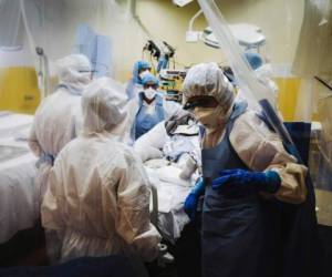 TOPSHOT - Medical staff members take care of a patient infected with COVID-19 at the intensive care unit of the Franco-Britannique hospital in Levallois-Perret, northern Paris, on April 9, 2020. (Photo by LUCAS BARIOULET / AFP)