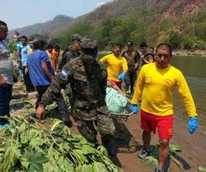 El cuerpo fue encontrado flotando debajo de un puente por donde pasa el río Ulúa.