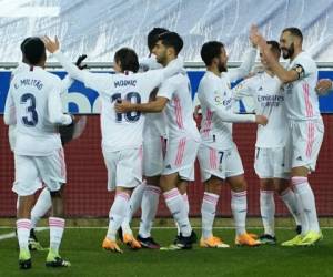 Con el brazalete de capitán en ausencia de Sergio Ramos, lideró la goleada con un doblete Karim Benzema. Foto: AFP