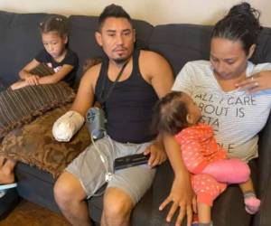 Yosselin y Óscar junto a sus dos pequeñas hijas en el hospital. Foto: Cortesía Univision