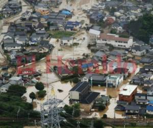 Tras los deslizamientos de tierra, numerosas casas se derrumbaron, carreteras y puentes quedaron destrozados y barrios enteros inundados. Foto AFP