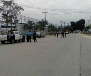 En su intento por salvar su vida el hombre buscó salir del vehículo pero desafortunadamente fue alcanzado por la lluvia de balas.